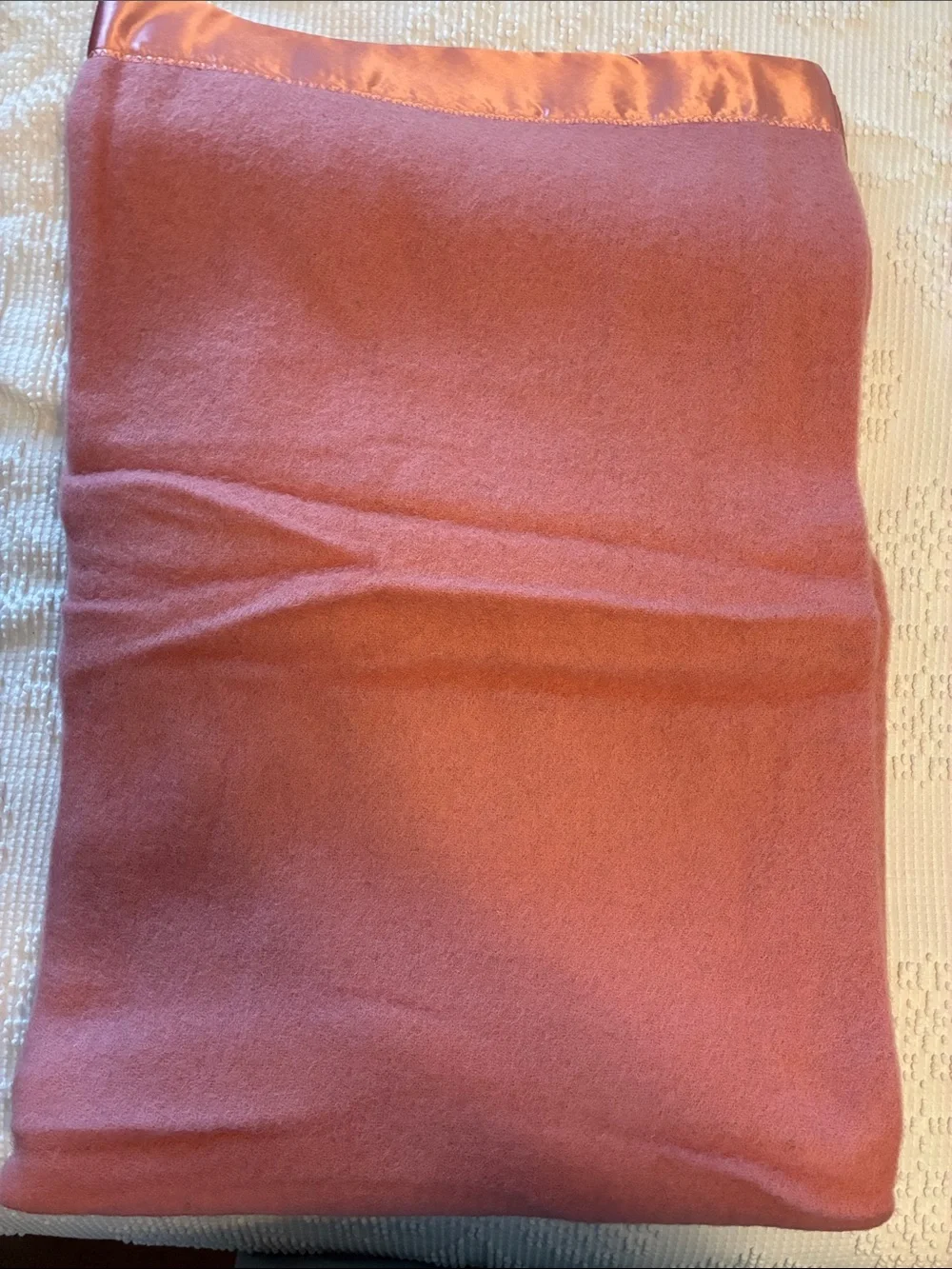 Satin-Edged Cozy wool Blanket in Rose Pink nwot